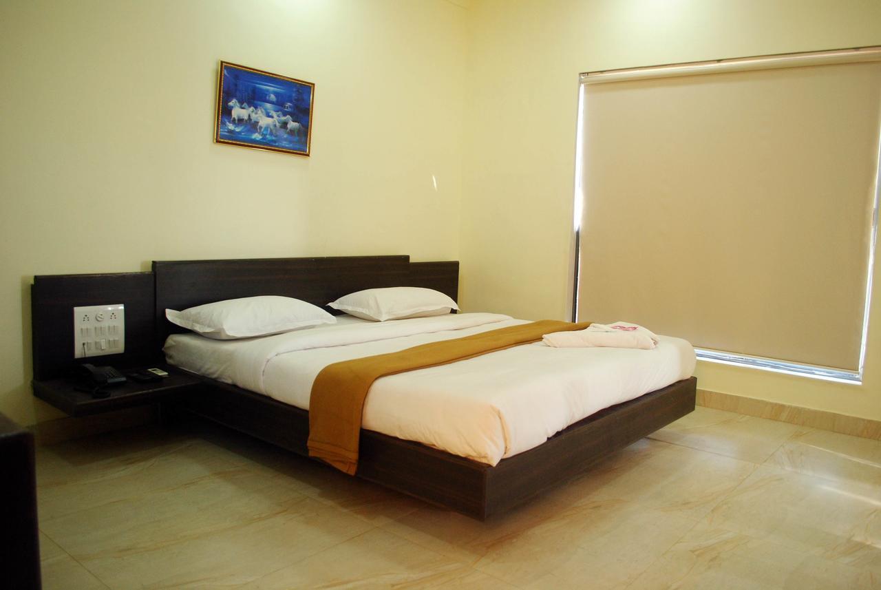 Safari Hotel & Resort Somnāth Esterno foto