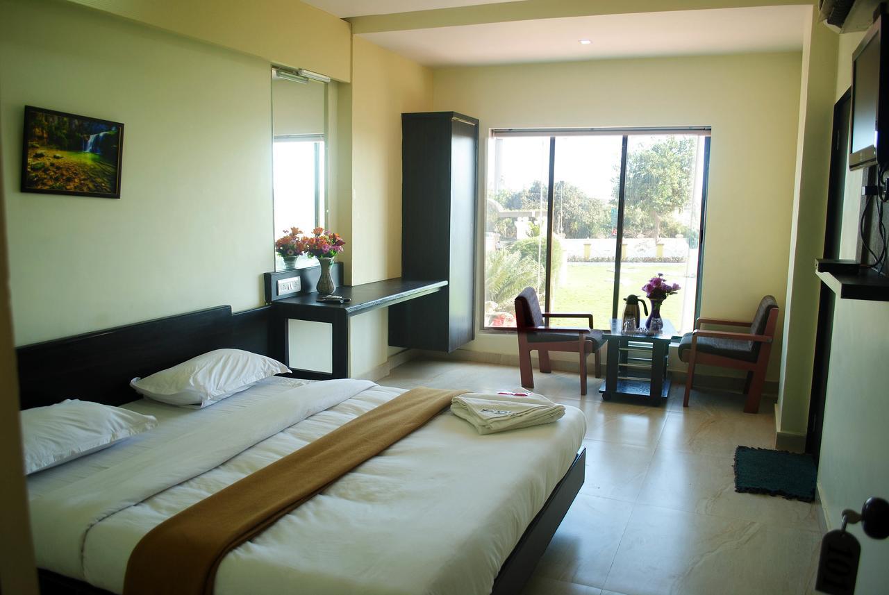Safari Hotel & Resort Somnāth Esterno foto