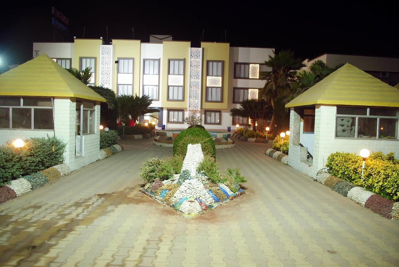 Safari Hotel & Resort Somnāth Esterno foto