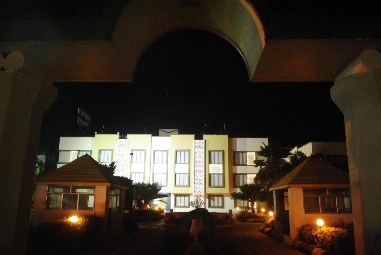 Safari Hotel & Resort Somnāth Esterno foto